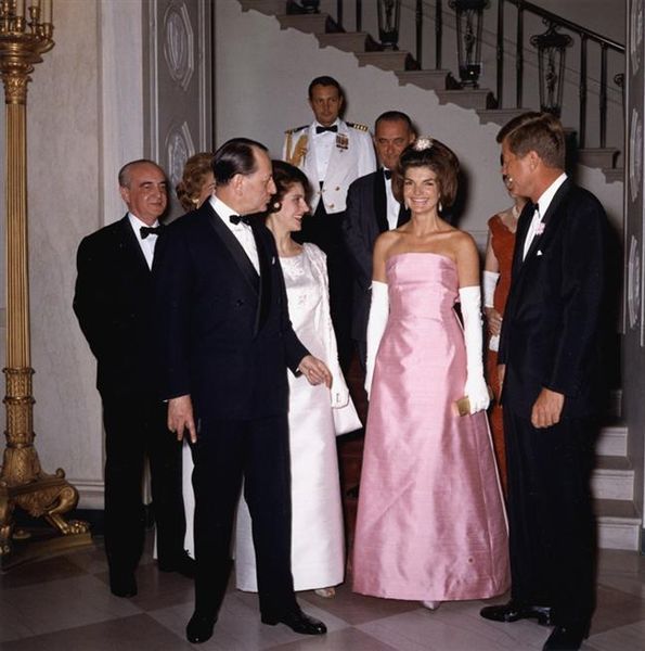 Storie di mamme Jacqueline Kennedy in OLeg Cassini dress
