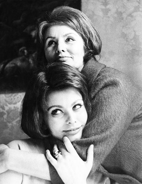 Storie di mamme celebrities Sophia Loren con sua mamma