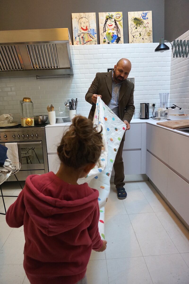 Come insegnare a stendere il bucato a marito e figli piegare