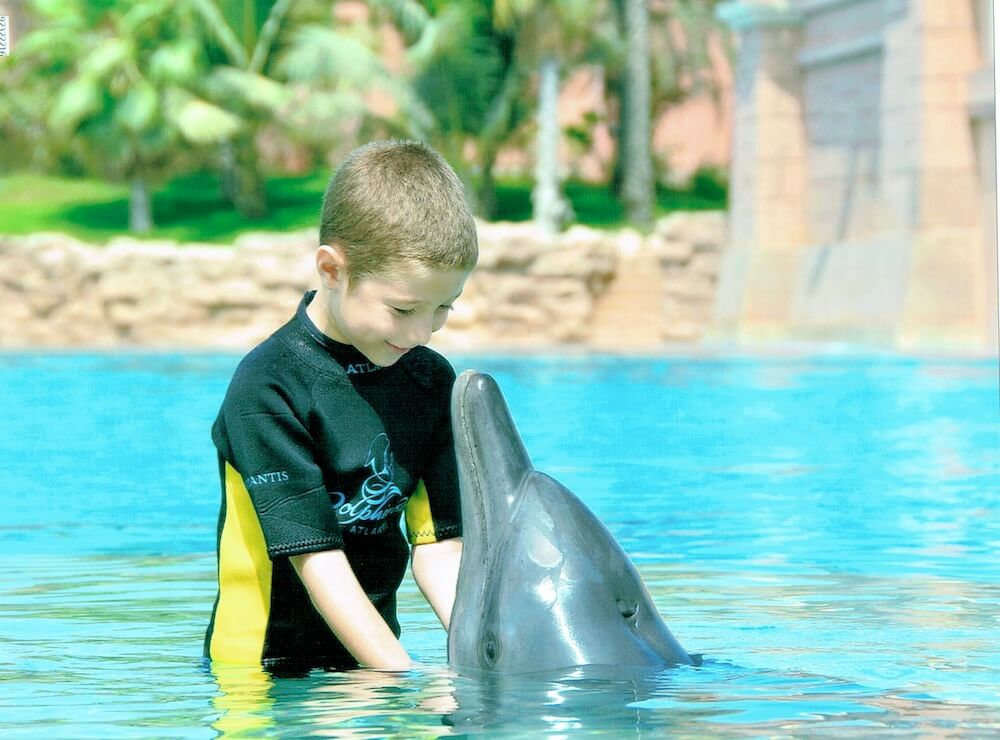 viaggio-a-dubai-con-bambini-elio-e-il-delfino-alice_adventure-with-dolphins-at-atlantis