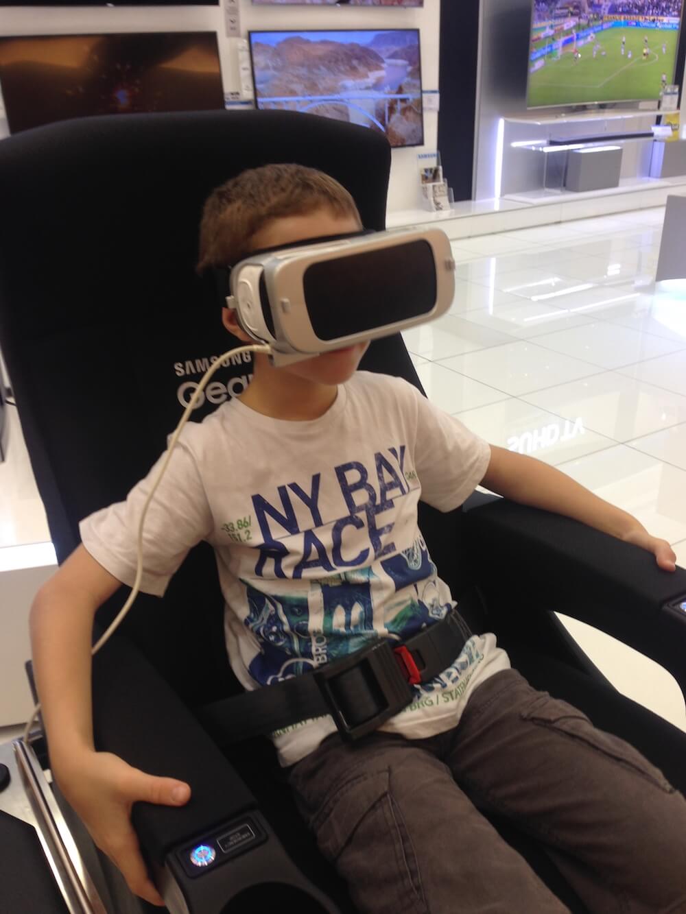 viaggio-a-dubai-con-bambini-provando-la-realta-virtuale-al-moe