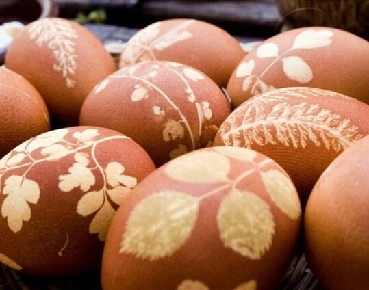 decorare con le uova di Pasqua fiori con fiori e foglie vere
