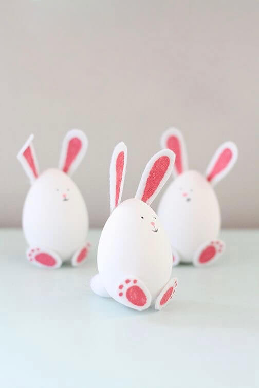 decorare con le uova di Pasqua coniglietti con i piedi