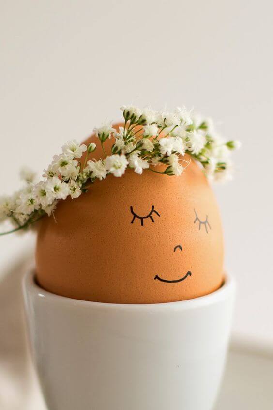 decorare con le uova di Pasqua con coroncina