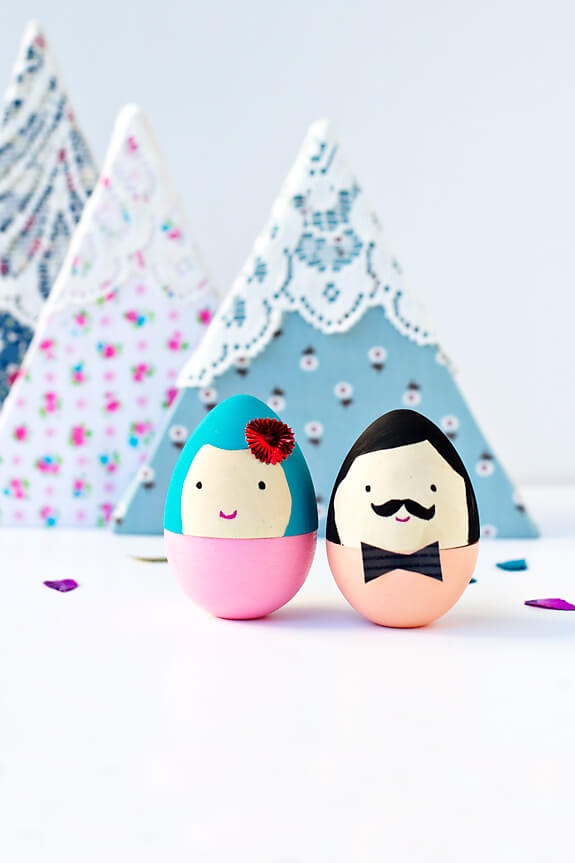 decorare con le uova di Pasqua coppietta