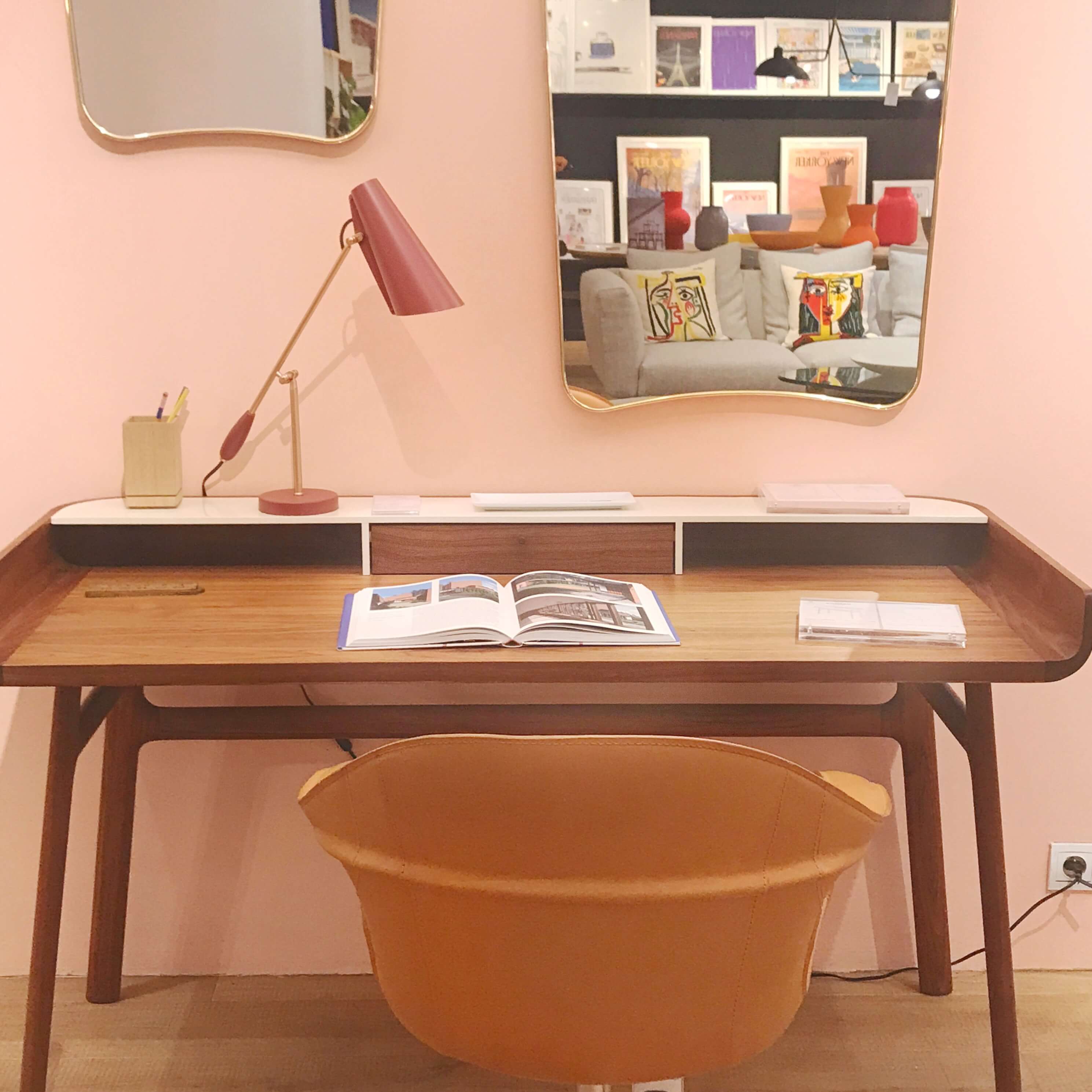come usare il colore rosa in casa scrivania