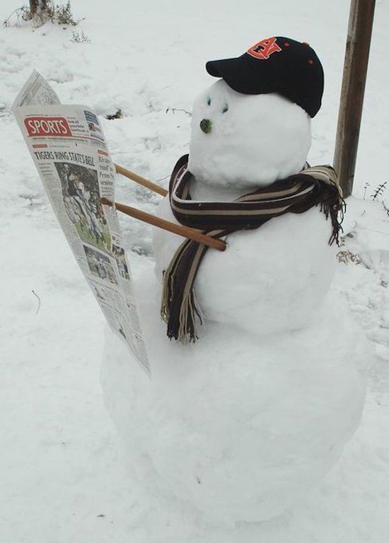 Come fare un pupazzo di neve davvero buffo che legge la Gazzetta dello Sport