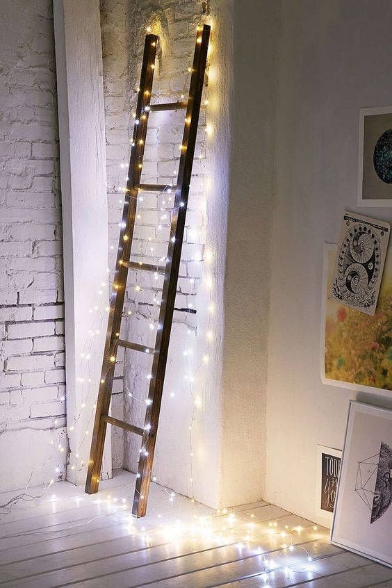 Come usare le lucine di Natale non solo a Natale scala