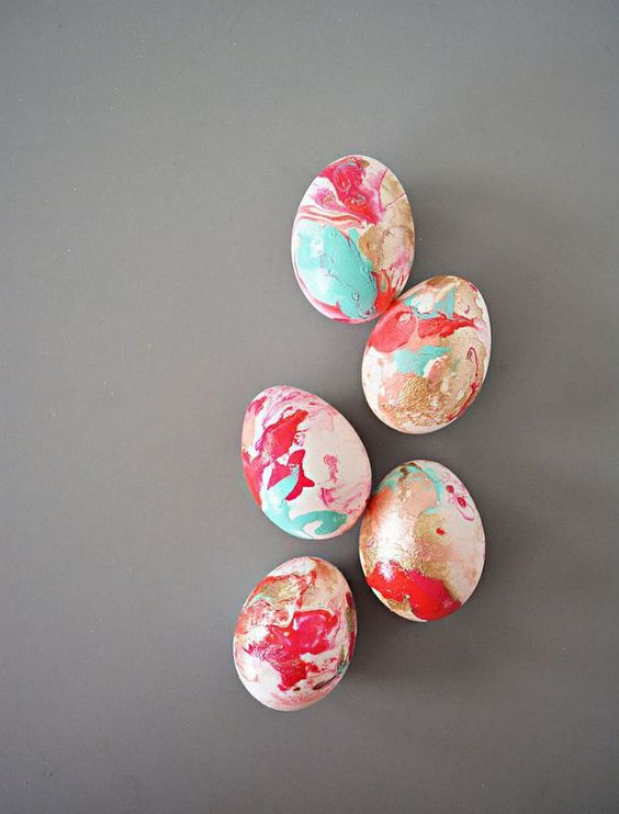 15 idee geniali per decorare le uova di Pasqua popsugar.com