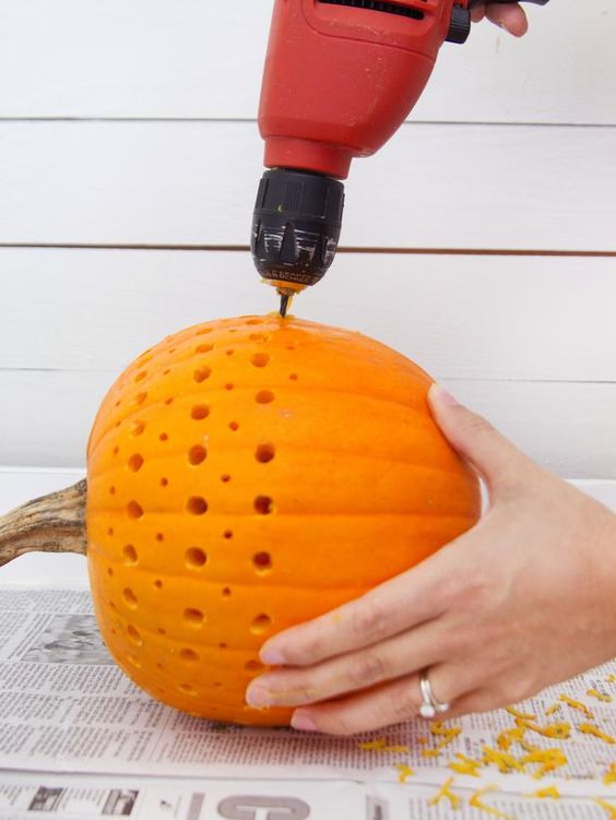 Zucche di Halloween http-//www.hgtv.com/handmade/how-to-make-a-pretty-fretwork-pumpkin/page-2